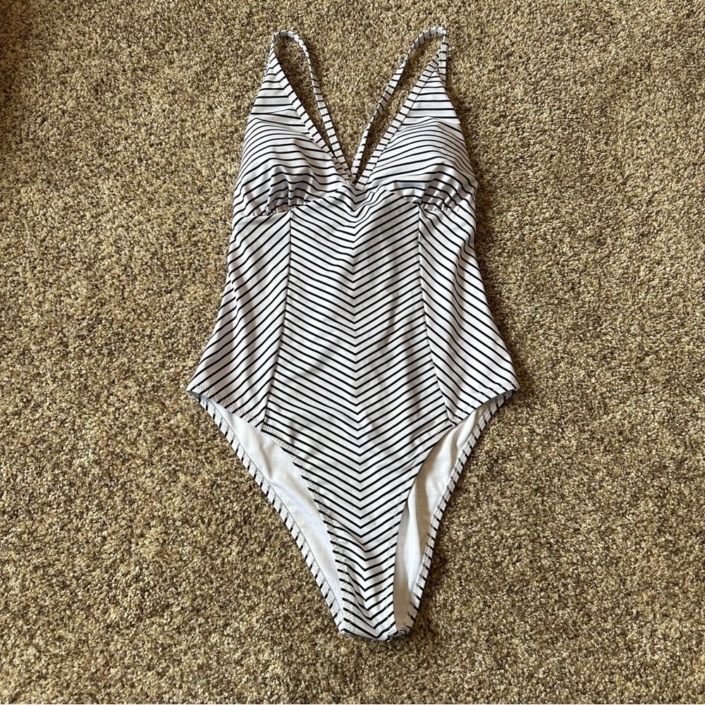 CUPSHE Black And White Stripe V-neck One Piece Swimsuit - Picture 5 of 6